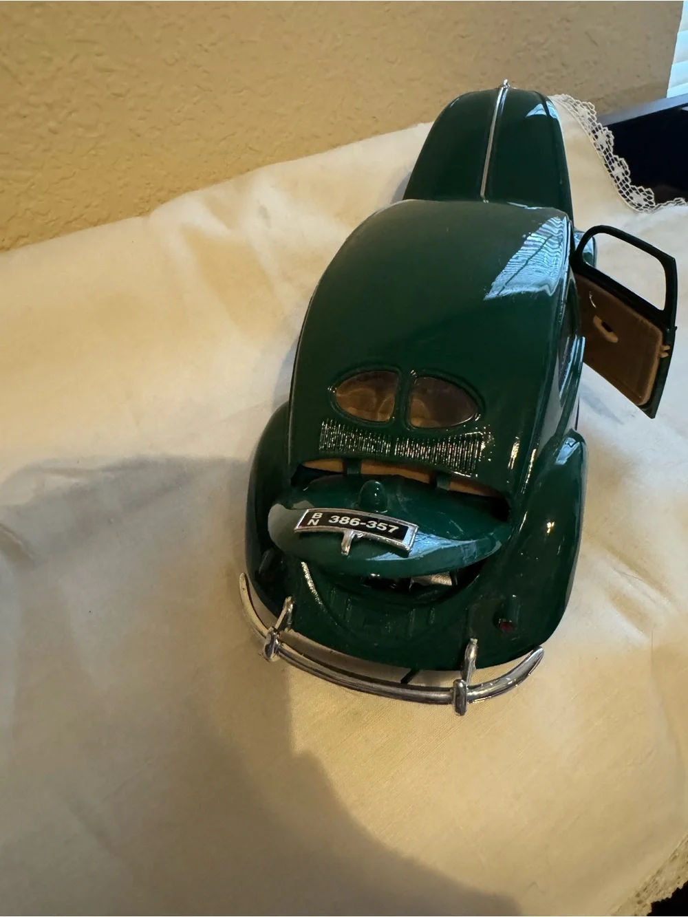 Classic Maisto 1:18 1951 Die-Cast Vintage Beetle Toy Car. Vintage Collectible